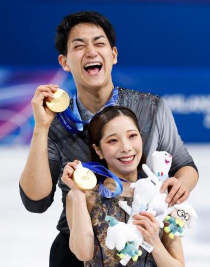 　ペアで金メダルを獲得した三浦璃来（手前）、木原龍一組＝ミラノ（共同）