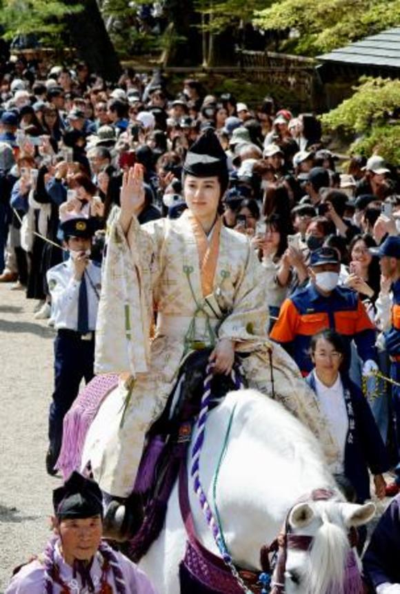 　「源義経公東下り行列」で、沿道に手を振る義経役の尾崎匠海さん＝３日午後、岩手県平泉町
