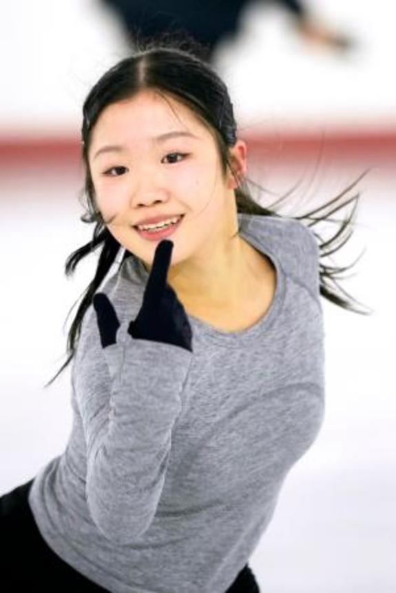 　公開練習で調整するフィギュアスケート女子の中井亜美＝千葉県船橋市