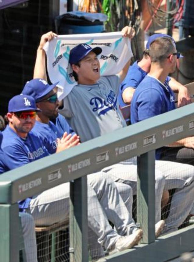 　ベンチでロッキーズ戦を見守るドジャース・大谷（中央）＝デンバー（共同）