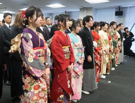 　振り袖姿で大発会の式典に出席する名古屋証券取引所の関係者＝５日午前、名古屋市