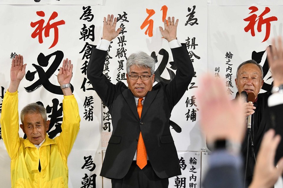 初当選し、万歳三唱する朝倉和仁氏（中央）＝１４日午後１０時３０分、安八郡輪之内町中郷の選挙事務所