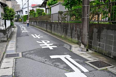 　高橋八生さんが路上に倒れているのが見つかった現場周辺＝１２日午前１０時１１分、千葉市若葉区若松町
