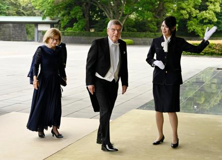 　大綬章の親授式に向かうトーマス・バッハＩＯＣ会長（中央）＝９日午前、宮殿・南車寄