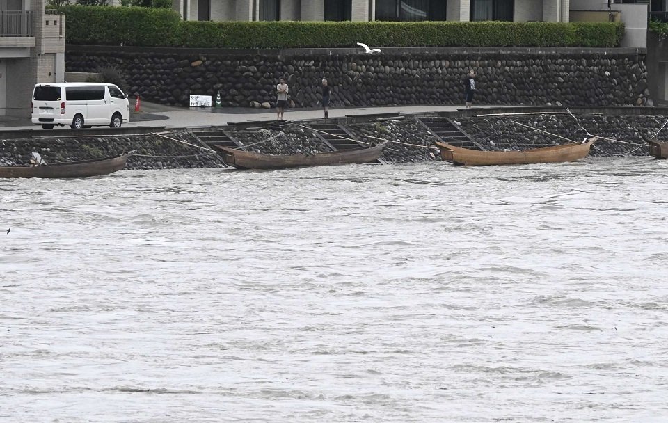 大雨で増水した長良川＝１７日午後５時１２分、岐阜市内（撮影・堀尚人）