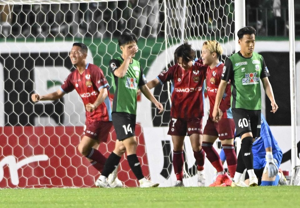 FC岐阜×琉球＝前半１１分、２点目を奪われ肩を落とす岐阜のＭＦ生地（１４）ら＝長良川競技場