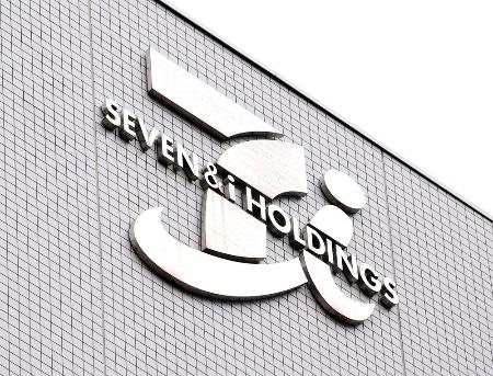 　セブン＆アイ・ホールディングスのロゴマーク＝５月、東京都千代田区