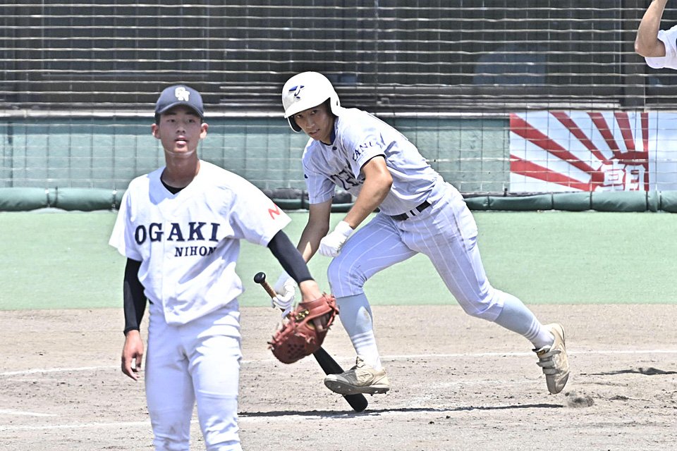 大垣日大×帝京大可児＝５回裏、帝京大可児は中野の遊撃失策で１点返す。投手は山田＝長良川