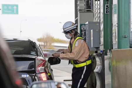 　ＥＴＣのシステム障害で、料金所で対応する係員＝６日、中央自動車道の調布インターチェンジ