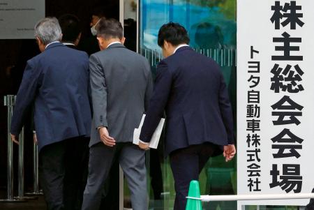 　トヨタ自動車の株主総会会場へ向かう人たち＝１２日午前、愛知県豊田市