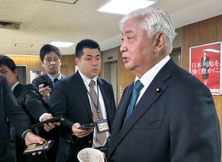 　記者団の取材に応じる中谷前防衛相＝１９日午前、東京・永田町の自民党本部