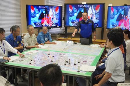 　阿波おどりの開催期間中に南海トラフ巨大地震が発生した際の避難手順を確認するため、実施された図上訓練＝６日午後、徳島市役所