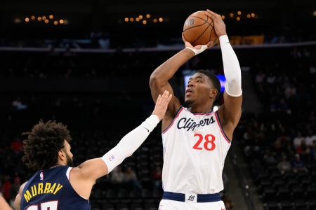 　ＮＢＡオープン戦のナゲッツ戦でシュートを放つクリッパーズの八村＝イングルウッド（ＡＰ＝共同）