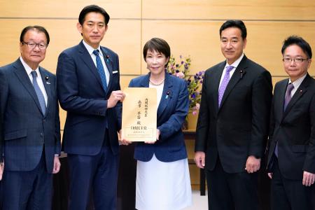 　自民党の小林政調会長（左から２人目）から提言を受け取る高市首相＝２８日午後、首相官邸