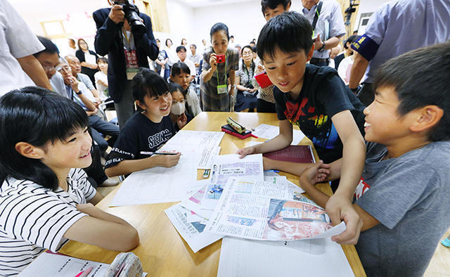 公開授業で、お互いが選んだ新聞記事について意見を出し合う大槌学園の小学生＝７月２７日、岩手県大槌町