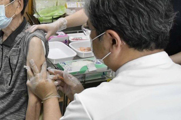 新型コロナウイルスワクチンの４回目接種を受ける男性＝２７日午後、各務原市蘇原東栄町、特別養護老人ホーム「夢」