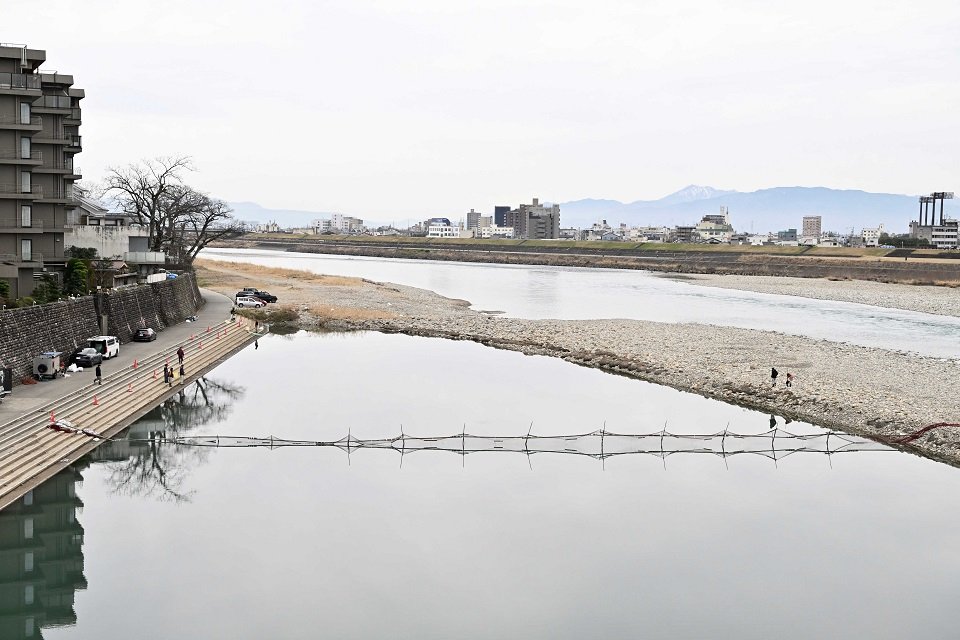 残った魚の回収が始まった管理釣り場＝２月２９日、岐阜市湊町