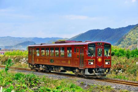 　鳥取県八頭町を走行する若桜鉄道（八頭町提供・共同）