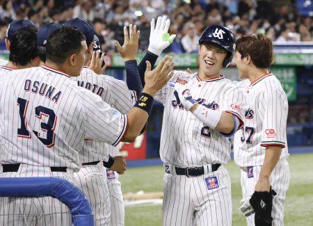 　９回、代打で同点２ランを放ち、ナインに迎えられるヤクルト・古賀（右から２人目）＝神宮