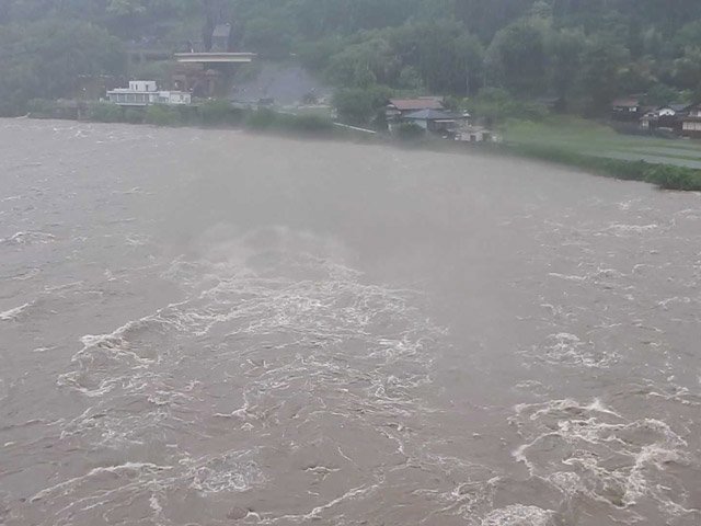 大雨で増水する木曽川。氾濫危険水位に達したため、周辺地域には避難指示が発令された＝２１日午前８時３９分、中津川市山口
