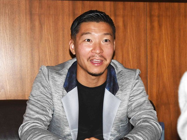子ども向けスクール事業について意気込みを語る楯昌宗さん＝岐阜新聞本社