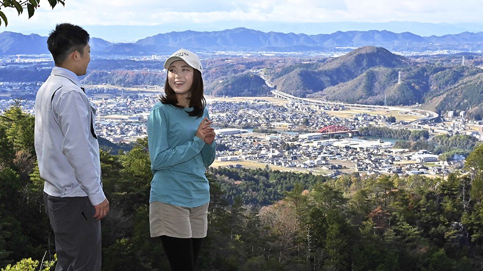 登山道が整備された権現山の山頂展望台からの眺め。町の南北が見渡せる＝加茂郡川辺町下吉田