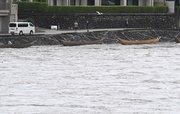 大雨で増水した長良川＝１７日午後５時１２分、岐阜市内（撮影・堀尚人）