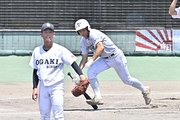 大垣日大×帝京大可児＝５回裏、帝京大可児は中野の遊撃失策で１点返す。投手は山田＝長良川
