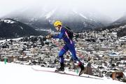 　山岳スキーの混合リレー、斜面を上るフランスのチボー・アンセルメ＝２１日、ボルミオ（ロイター＝共同）