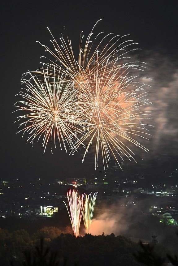 夜空を彩る飛騨高山市民花火大会のスターマイン＝２０２４年８月３日、高山市内