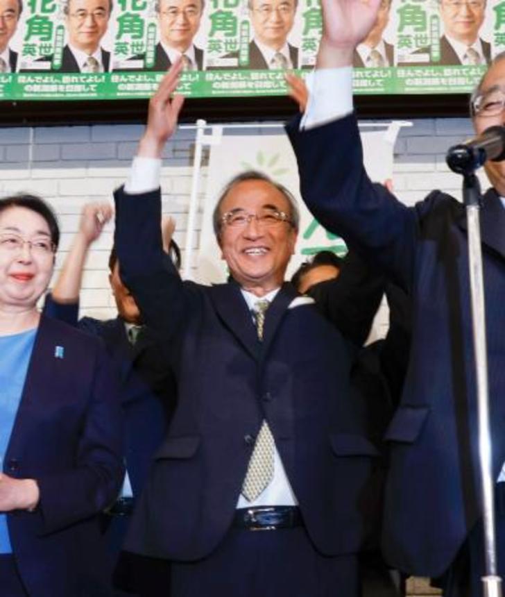 　新潟県知事選で３選を確実にし、万歳する花角英世氏＝３１日夜、新潟市