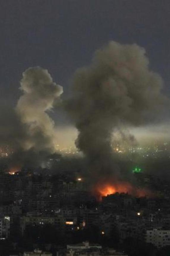 　イスラエルの空爆を受けて上がる炎と煙＝１１日、レバノン・ベイルート南部（ＡＰ＝共同）