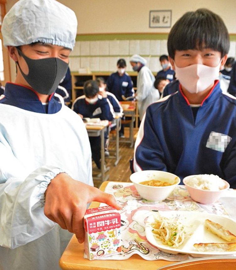 ＬｉＳＡさん応援パッケージの牛乳を配る生徒＝関市旭ケ丘、旭ケ丘中学校