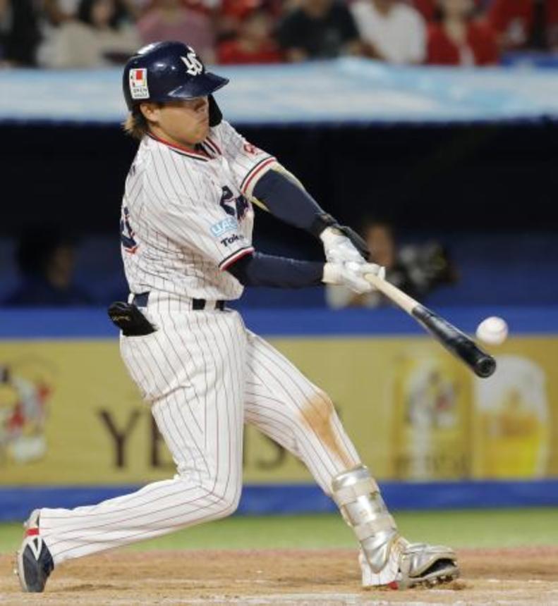 　９回ヤクルト２死一、三塁、赤羽が左越えに逆転サヨナラ３ランを放つ＝神宮