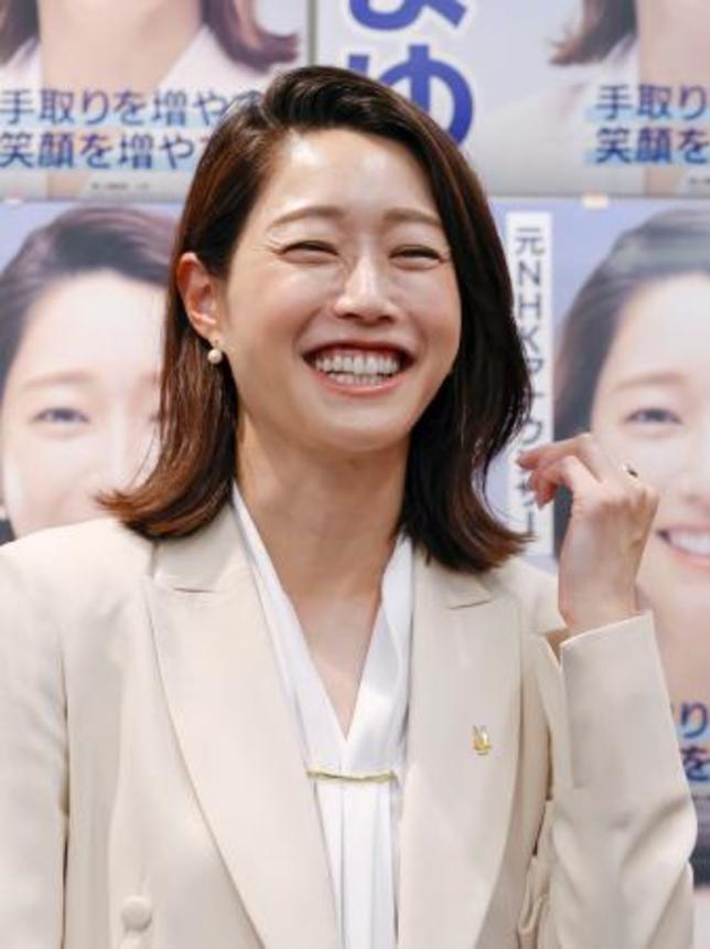 　東京選挙区で当選が決まり、ポーズをとる国民民主党の牛田茉友氏＝２０日夜、東京都新宿区