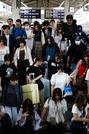 　シルバーウイークが始まり、混雑するＪＲ東京駅の新幹線ホーム＝１９日午前