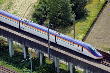 　宇都宮―那須塩原間で停車した東北新幹線の回送列車＝１７日午後２時１分、栃木県那須塩原市（共同通信社ヘリから）