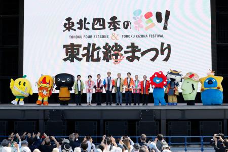 　東北６県を代表する夏祭りのオープニングセレモニーで、登壇したご当地キャラクターや各県の知事ら＝１３日午後、大阪市此花区の夢洲