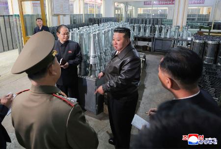 　軍需工場を視察する北朝鮮の金正恩朝鮮労働党総書記（右から２人目）（朝鮮中央通信＝共同）