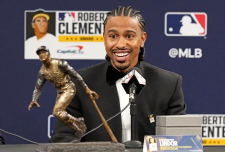 　「ロベルト・クレメンテ賞」を受賞し、記者会見するメッツのリンドア＝２６日、セントピーターズバーグ（共同）