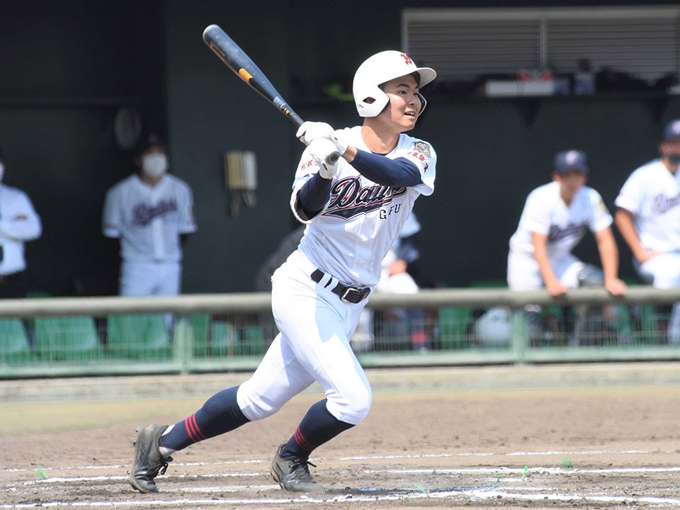 浜松開誠館×岐阜第一＝７回裏岐阜第一無死二塁、チーム初得点となる適時二塁打を放つ小沢＝小牧