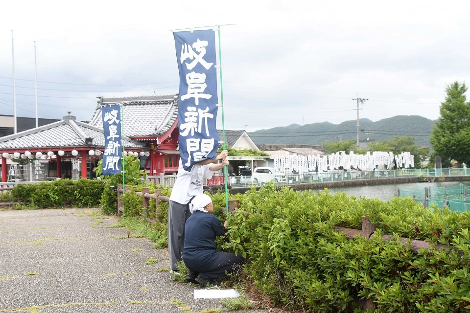 おがせ池周辺にのぼり旗を立てる関係者＝各務原市各務おがせ町