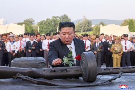 　朝鮮戦争の休戦協定締結から７２年となるのを前に、「祖国解放戦争参戦烈士の墓」を訪れた北朝鮮の金正恩朝鮮労働党総書記＝２６日、平壌（朝鮮中央通信＝共同）