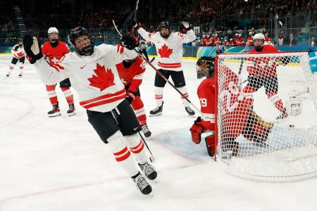 　アイスホッケー女子１次リーグのスイス戦でゴールを喜ぶカナダの選手たち＝７日、ミラノ（ロイター＝共同）