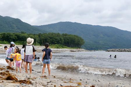 　７年ぶりに海開きが行われた吉浜海水浴場＝１２日午前、岩手県大船渡市