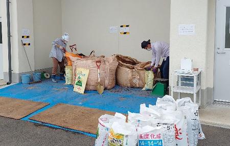 　下水汚泥から作った肥料を配る滋賀県内の施設（国土交通省提供）