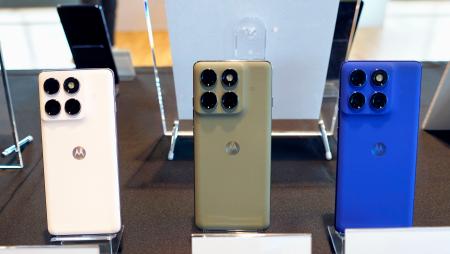 　モトローラ・モビリティの新型スマートフォン＝２３日午後、東京都千代田区
