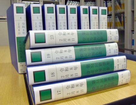 　公開された衆院議員の資産報告書＝２１日午前、衆院第１議員会館