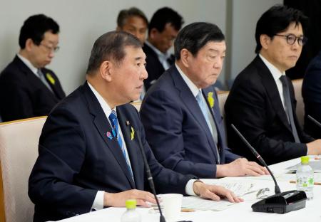 　民間主導によるまちづくりを推進する会議であいさつする石破首相（左）＝２７日午後、首相官邸