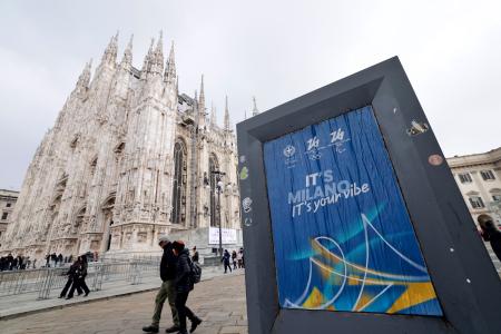 　イタリア・ミラノ中心部に掲示されたミラノ・コルティナ冬季五輪のポスター＝１月（共同）